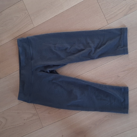 LULULEMON Sz 8 Cropped Grey Leggings SUPER SOFT!! - Picture 1 of 6